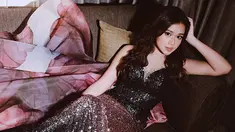 Penyanyi jebolan ajang Indonesia Idol, Brisia Jodie baru-baru ini tampil curi perhatian. Dalam unggahan terbarunya ia tampil menawan dengan sebuah gaun malam saat tampil di atas panggung. (Liputan6.com/IG/brisiajodie96)