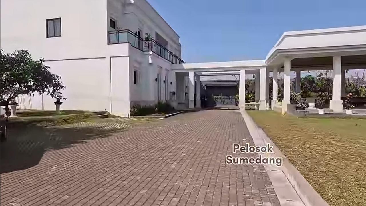 Potret Rumah Mewah & Megah Rossa di Sumedang, Bergaya ala Amerika & Miliki Halaman Sangat Luas