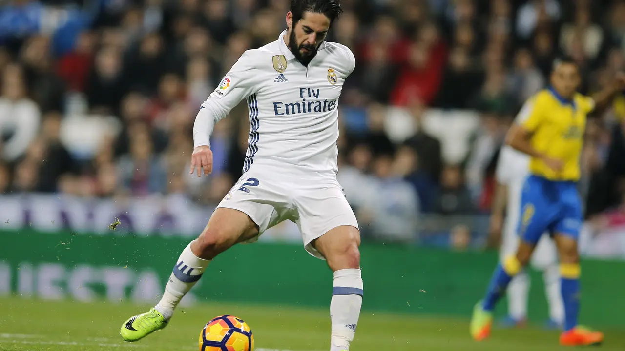 Gelandang Real Madrid Isco membuka skor pada pertandingan melawan Las Palmas di Estadio Santiago Bernabeu, Kamis (2/3/2017). 