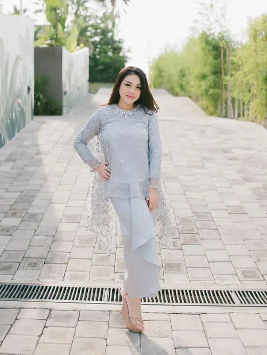 Terkait soal penampilan Celine yang berhijab, banyak yang memujinya. Celine pun menyampaikan rasa terimakasihnya. Ia mengatakan kalau saat itu bertepatan dengan puasa Ramadhan dan ia juga menghargai teman-teman yang lain. (Instagram/celine_evangelista)