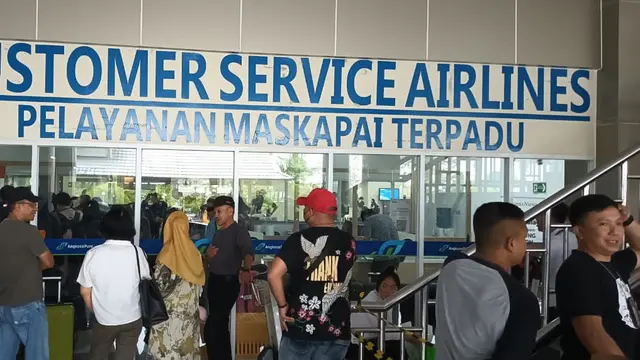 Para calon penumpang yang jadwal penerbangannya dibatalkan di Bandara Sam Ratulangi Manado, Kamis (18/4/2024), diarahkan menuju Customer Service Airlines untuk penjadwalan kembali penerbangan.