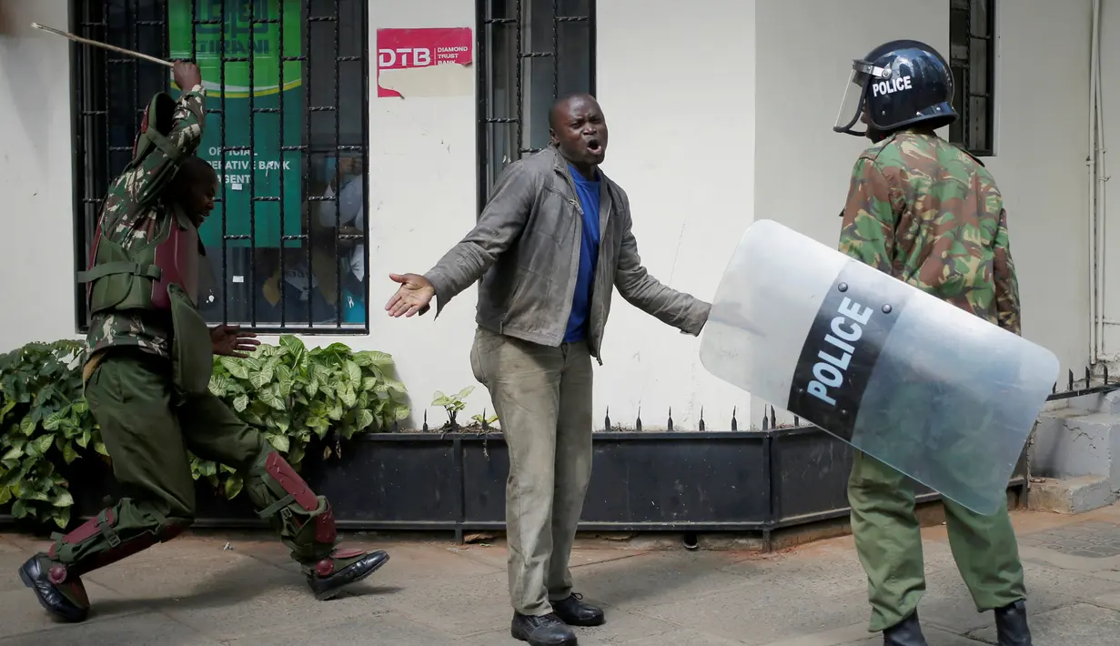 Demonstran terpojok saat aksi protes di Nairobi, Kenya pada 16 Mei 2016. Daily Nation, mengatakan pihaknya berharap database yang meliputi 262 pembunuhan sejak 2015 akan membantu pembuat kebijakan mengatasi impunitas polisi. (REUTERS / Goran Tomasevic)