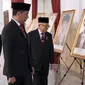 Presiden Joko Widodo (kiri) dan Wakil Presiden Ma'ruf Amin (kanan) melihat-lihat foto Pahlawan Nasional di Istana Negara, Jakarta, Jumat (8/11/2019). Jokowi menganugerahkan gelar Pahlawan Nasional kepada 6 tokoh yang dianggap berjasa untuk Indonesia. (Foto: Lukas-Biro Pers Sekretariat Presiden)