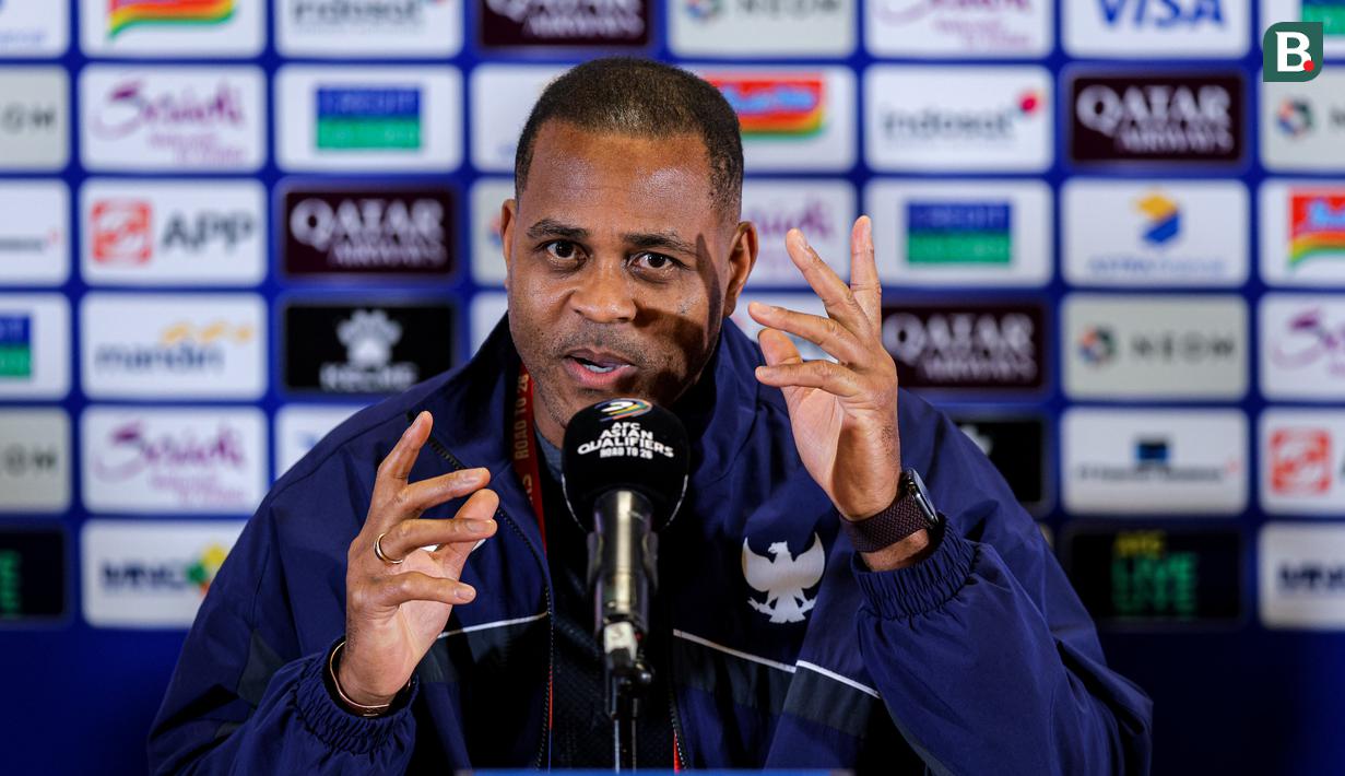 Pelatih Timnas Indonesia, Patrick Kluivert memberikan keterangan dalam konferensi pers menjelang laga putaran ketiga Grup C Kualifikasi Piala Dunia 2026 di Stadion Utama Gelora Bung Karno (SUGBK), Senayan, Jakarta, Senin (24/03/2025). (Bola.com/Bagaskara Lazuardi)