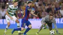 Bintang Barcelona, Lionel Messi, berusaha mengecoh kiper Celtic, Dorus de Vries. Pemain asal Argentina ini berhasil mencetak hat-trick ke gawang Celtic. (AFP/Josep Lago)