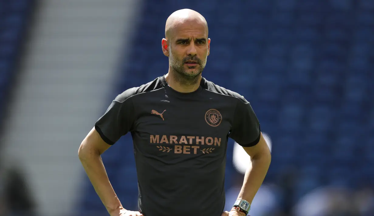 Pelatih Manchester City, Pep Guardiola menyaksikan pemainnya berlatih di stadion Dragao di Porto, Portugal, Jumat (28/5/2021). Manchester City akan bertanding melawan Chelsea pada babak final Liga Champions pada Sabtu malam atau Minggu (30/5/2021) dini hari. (AP Photo/Manu Fernandez)