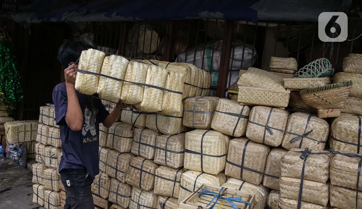 Pedagang merapikan besek bambu di Pasar Jatinegara, Jakarta, Kamis (1/7/2021). Harga satu besek dibandrol mulai dari Rp3.000 hingga Rp6.000 tergantung ukuran besek. (Liputan6.com/Faizal Fanani)
