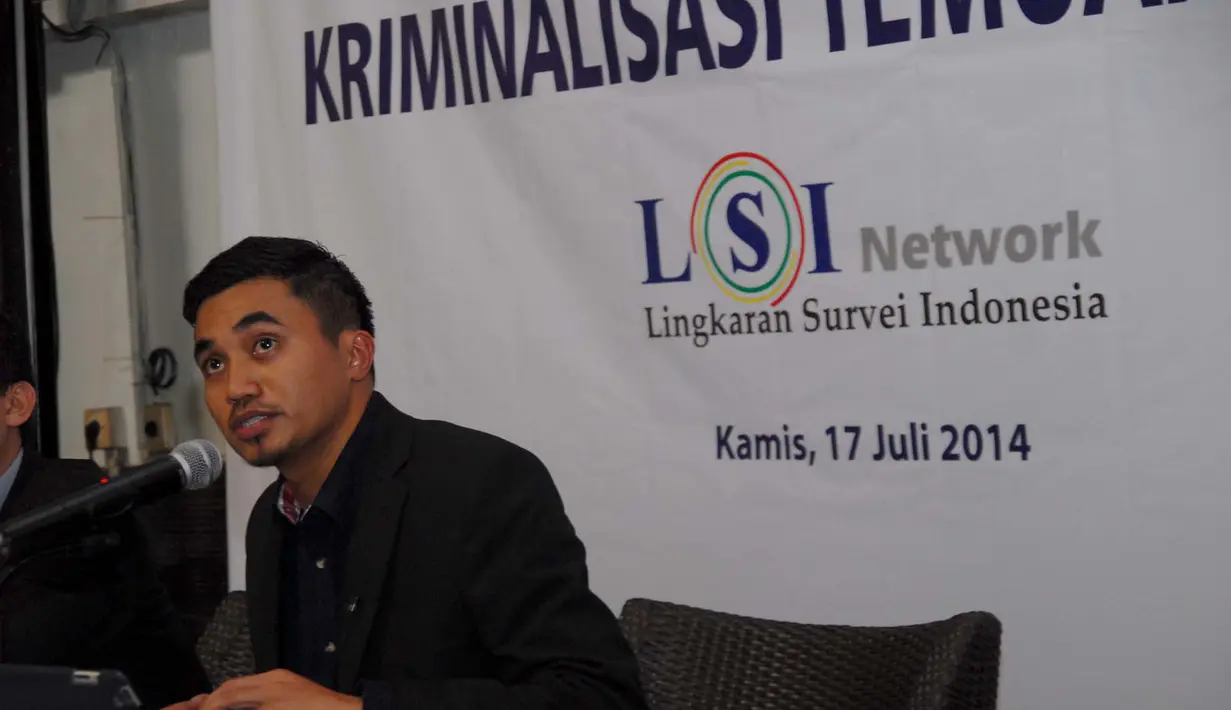 Menurut  peneliti LSI Adjie Alfaraby, Fadli Zon telah melakukan tindakan ceroboh karena melaporkan Denny JA Pendiri LSI ke Polisi, Jakarta, Kamis (17/7/2014) (Liputan6.com/Miftahul Hayat)