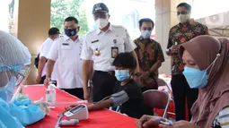 Indosat Ooredoo menyerahkan dukungan bagi Pemerintah Provinsi DKI Jakarta dalam Vaksinasi Covid-19 dengan Mobil Klinik Indosat Ooredoo selama 5 hari di Kantor Kelurahan Kebon Melati dan TK Al-Irsyad Kelurahan Petamburan hingga  1 Agustus 2021. (Liputan6.com/HO/Indosat)
