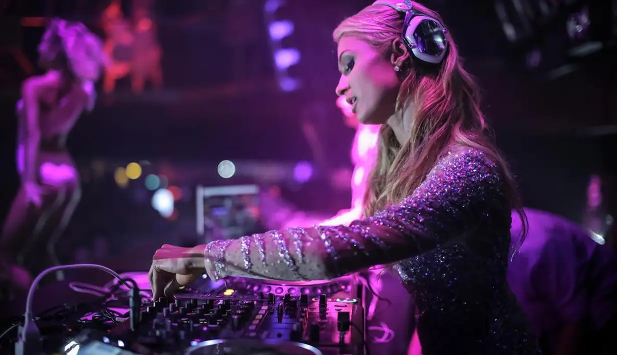 "Paris berjoget dengan tangan ke atas, cincinnya pun terjatuh saat itu. Ia sangat panik dan tempatnya sangat penuh serta gelap," ujar sumber. (instagram/parishilton