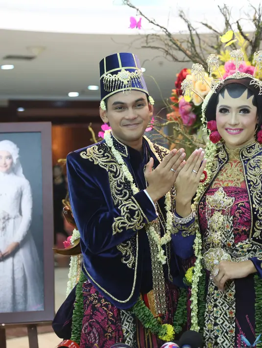 Selain itu Ridwan juga menceritakan kebahagiaan sang istri ketika dipuji soal paras cantiknya. Ridwan pun juga sangat bahagia ketika sang istri bersedia menerima kekurangan yang dimiliki suaminya itu. (Nurwahyunan/Bintang.com)