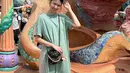 Liburan di Jepang bersama keluarga kecilnya, Putri Titian memilih pakaian yang nyaman berupa crop top, high waisted pants, dan sneakers. [Foto: Instagram/putrititian]..