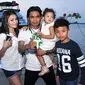 Charly bersama istri, Regina dan dua anaknya