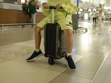Rafathar memiliki koper yang bisa dijadikan mainan. Selama berada di Bandara Soetta, ia pun menghabiskan waktu dengan main bersama tasnya yang tak masuk bagasi. (Foto: Instagram/@chevirgo)