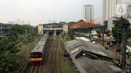 Pembangunan Sky Walk Kebayoran Lama yang berada di sebelah Stasiun Kebayoran, Jakarta, Selasa (11/10/2022). Jembatan dibangun sepanjang 300 meter dan lebar 3.5 meter. (Liputan6.com/JohanTallo)