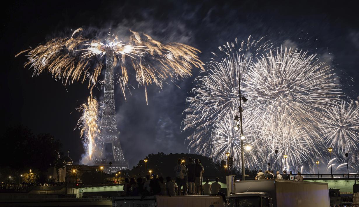 Kembang api menerangi Menara Eiffel di Paris, saat perayaan Hari Bastille pada Jumat malam, 14 Juli 2023. (AP Photo/Aurelien Morissard)