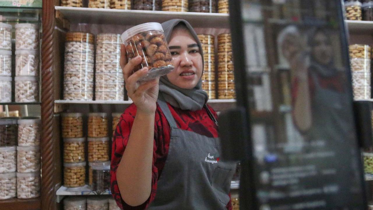 FOTO: Jelang Lebaran, Produsen Kue Kering Banjir Pesanan