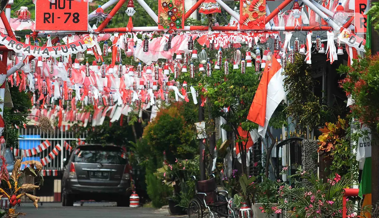 Dan menghimbaukan kepada RT untuk wajib memasang bendera merah putih sebagai simbol semangat merah putih. (merdeka.com/imam buhori)