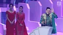 Penyanyi dangdut Nassar menerima piala dalam ajang Indonesian Dangdut Awards 2017 di Studio 6 EMTEK CITY, Jakarta, Jumat (13/10). Nassar meraih penghargaan untuk kategori penyanyi dangdut solo pria terpopuler. (Liputan6.com/Herman Zakharia)