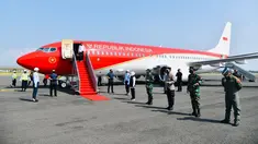 Presiden Joko Widodo atau Jokowi menuruni tangga pesawat kepresidenan setibanya di pangkalan TNI AU Iswahjudi, Jawa Timur, Kamis (19/8/2021). Ini kemunculan perdana setelah pesawat Kepresidenan ini dicat menjadi warna merah putih. (Dok. Biro Pers Sekretariat Presiden)