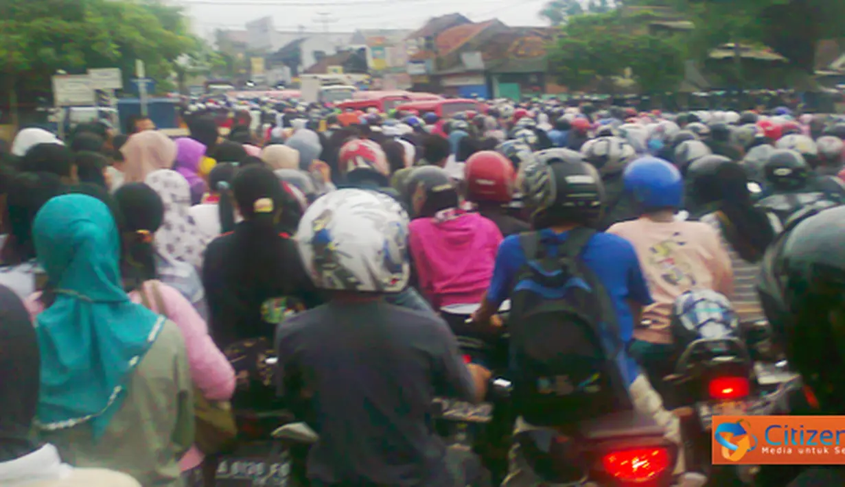 Citizen6, Banten: Setiap pagi di Jalan Raya Tambak, Serang, Banten, terjadi kemacetan sejak pukul 05.00 WIB. Karyawan yang melintasi jalur ini berjumlah ratusan ribu sehingga terpaksa jalan kaki sejauh satu hingga dua km. (Pengirim: Gunawan Yusuf)