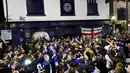 Suporter Leicester City merayakan gelar juara Liga Inggris yang pertama dalam sejarah klub. (2/5/16). (EPA)