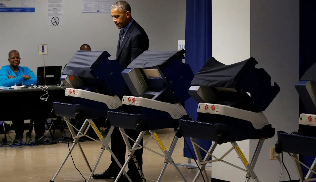 Presiden AS Barack Obama ketika berikan suara untuk Pilpres AS 2016 lebih awal di Chicago, Illinois, Jumat (7/10). Obama berhenti sejenak untuk memberikan suara di sela-sela kehadirannya dalam dua agenda penggalangan dana politik. (REUTERS/Jonathan Ernst)