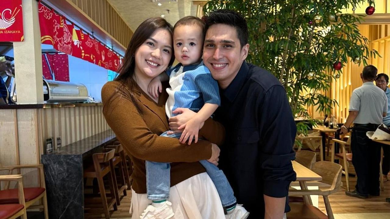 Pricilla Deasy mengunggah foto kebersamaan dengan suami dan sang anak. Dia ikut menyampaikan selamat ultah buat sang suami tercinta.<br>