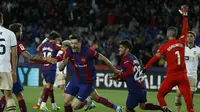 Robert Lewandowski dari Barcelona merayakan gol ketiga timnya dalam pertandingan sepak bola La Liga Spanyol antara Barcelona dan Valencia di stadion Olimpic Lluis Companys di Barcelona, Spanyol, Senin, 29 April 2024. (AP Photo/Joan Monfort)