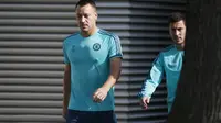  Chelsea's John Terry and Eden Hazard (R) arrives for training Action Images via Reuters / Peter Cziborra