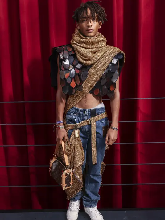 <p>Jaden Smith berpose saat tiba untuk presentasi koleksi Louis Vuitton Womenswear Sping-Summer 2023 selama Paris Fashion Week, di Paris, pada 4 Oktober 2022. Dia mengenakan gelang perak dan emas dan berbagai gelang warna-warni. (Photo by Vianney Le Caer/Invision/AP)</p>