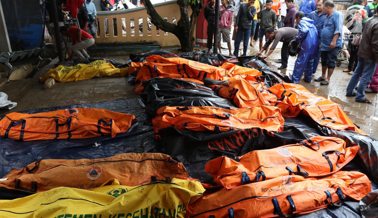 Puluhan jenazah korban gelombang Tsunami Anyer berhasil dievakuasi Tim SAR di Puskesmas Carita, Banten, Minggu (23/12). Tim SAR masih melakukan pencarian jenazah yang sebagian besar berasal dari Pantai Carita. (Liputan6.com/Angga Yuniar)