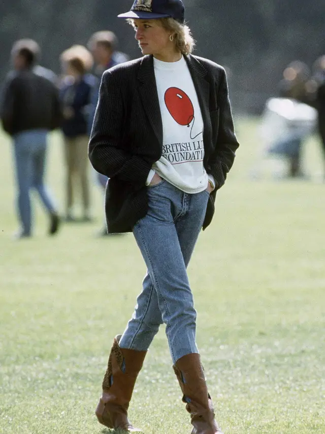 [Bintang] Mix and Match: Bangga Putranya Menikah, Intip 10 Gaya Kasual Mendiang Putri Diana yang Timeless