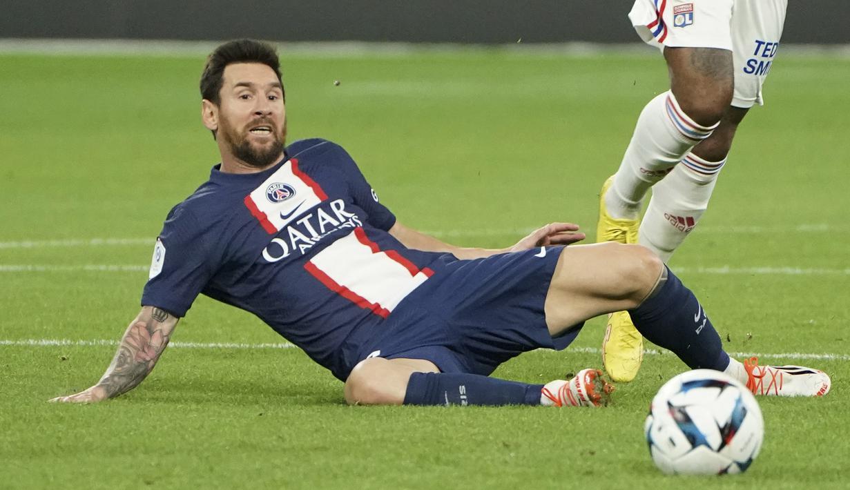 Bomber asal Argentina ini mampu mengirimkan dua operan kunci dan tiga umpan panjang akurat dari tiga percobaan. Secara keseluruhan, akurasi umpannya mencapai 90 persen. (AP/Laurent Cipriani)