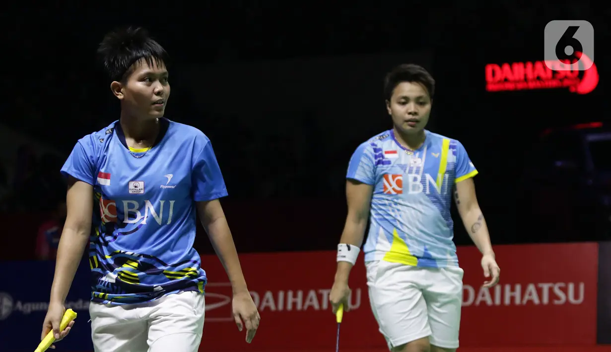Pebulu tangkis ganda putri Indonesia, Apriyani Rahayu/Siti Fadia Silva Ramadhanti saat bertanding melawan Chen Qing Chen/Jia Yi Fan (China) pada Final Indonesia Masters 2022 di Istora Senayan, Jakarta, Minggu (12/6/2022). Apriyani/Siti Fadia kalah dan harus puas di posisi runner up Ganda Putri Indonesia Masters 2022. (Liputan6.com/Helmi Fithriansyah)