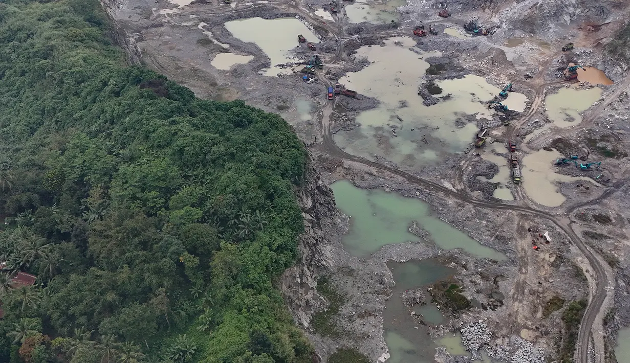 Namun, setelah insiden longsor fatal di tambang Galian C Gunung Kuda, Cirebon pada akhir Mei 2025 lalu, Kementerian Energi dan Sumber Daya Mineral (ESDM) sedang melakukan evaluasi kemungkinan menarik kembali kewenangan tersebut ke pemerintah pusat. (merdeka.com/Arie Basuki)