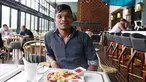 Pemain Sriwijaya FC, Ferdinand Sinaga menikmati Piza usai menjalani sidang Komisi Disiplin di Hotel Century, Senayan. Jakarta, Jumat (4/12/2015). (Bola.com/Nicklas Hanoatubun)