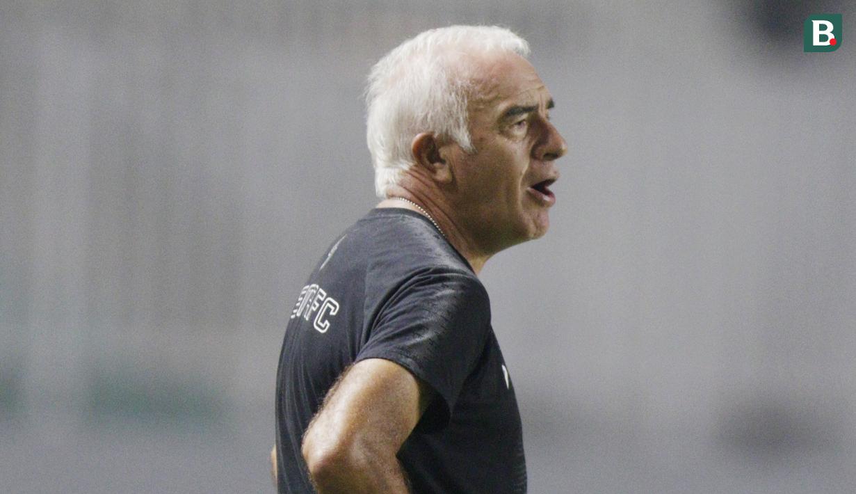 Pelatih Arema FC, Mario Gomez, saat melawan Tira Persikabo pada laga Shopee Liga 1 di Stadion Pakansari, Bogor, Senin, (2/3/2020). Tira Persikabo takluk 0-2 dari Arema FC. (Bola.com/M Iqbal Ichsan)