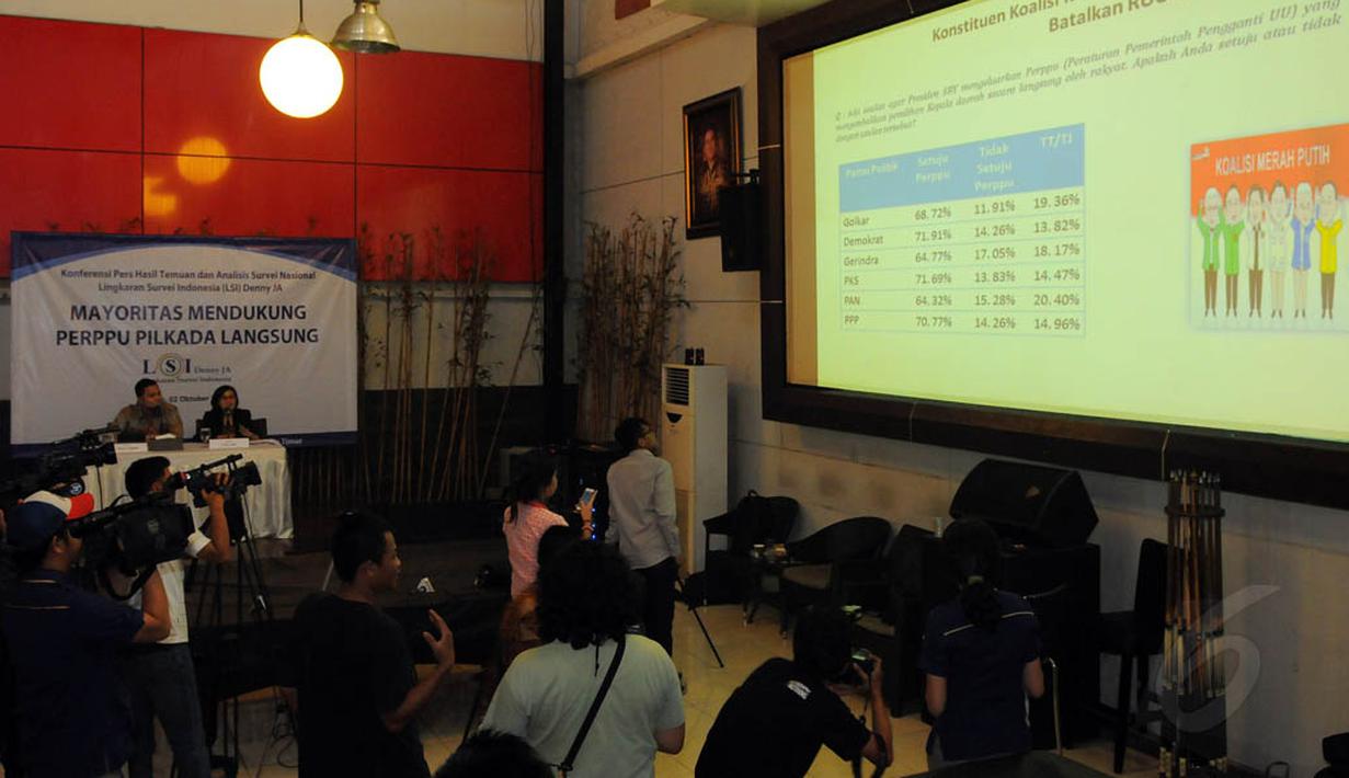 Peserta diskusi tampak serius mengamati hasil survei yang dilakukan oleh LSI, Jakarta, Kamis (2/10/14). (Liputan6.com/Faisal R Syam)