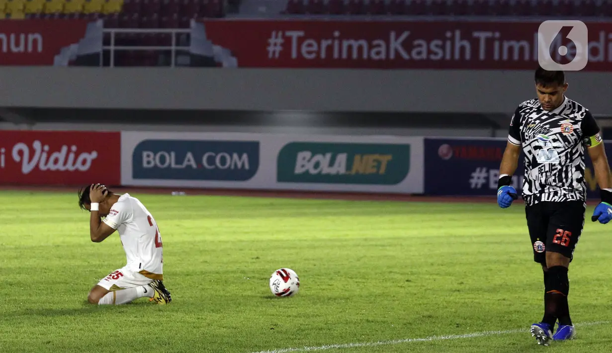 Ekspresi pemain PSM Makassar, Abdul Rahman (kiri) usai gagal menjebol gawang Persija Jakarta dalam pertandingan babak adu penalti semifinal leg kedua Piala Menpora 2021 di Stadion Manahan, Solo, Minggu (18/4/2021). (Bola.com/Ikhwan Yanuar)