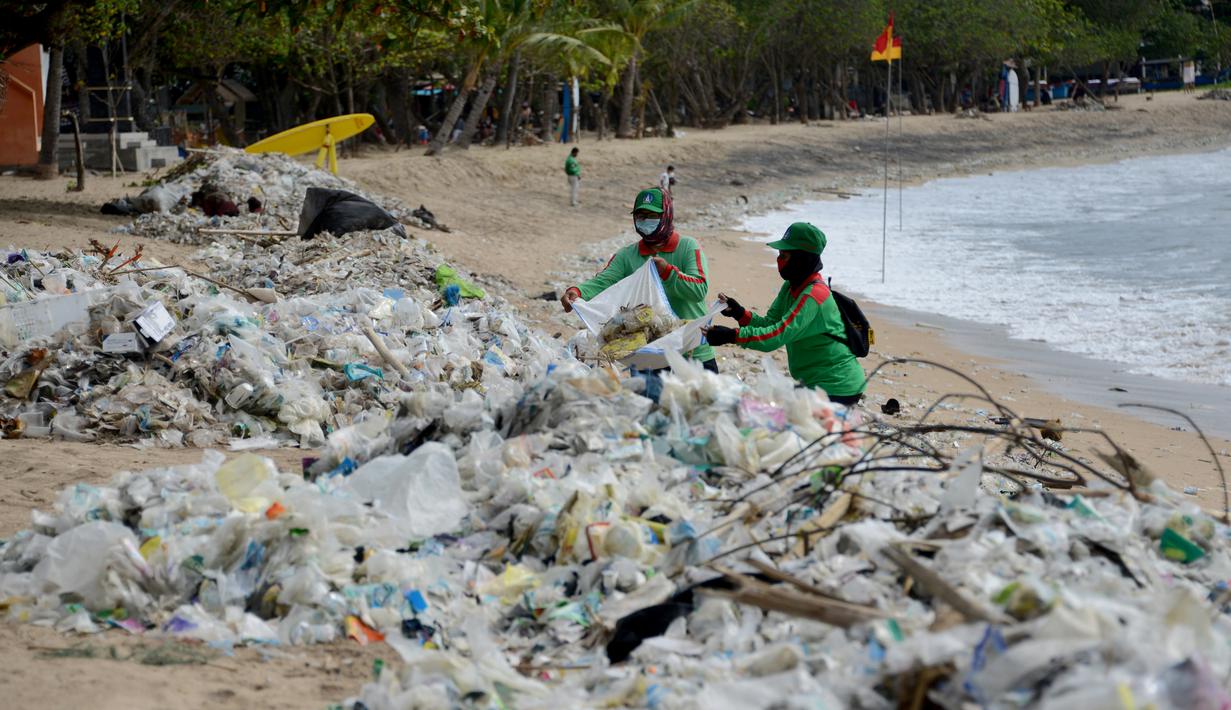 FOTO BersihBersih Pantai Kuta yang Penuh Sampah News