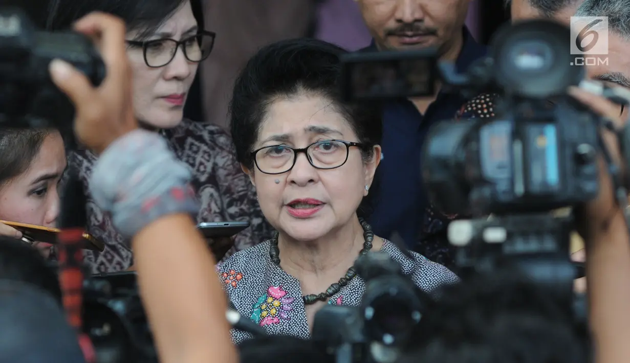 Menkes Nila Moeloek menjawab pertanyaan wartawan usai melakukan pertemuan tertutup di Gedung KPK, Jakarta, Rabu (21/8/2019). Kedatangan Nila atas undangan pimpinan KPK. Selain Nila, KPK juga mengundang jajaran Lembaga Kebijakan Pengadaan Barang Jasa Pemerintah (LKPP). (merdeka.com/Dwi Narwoko)