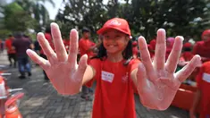 Siswa SD memperlihatkan tangannya saat memperingati Hari Cuci Tangan se-Dunia di halaman Kantor Walikota Jakarta Barat, Jakarta (15/10/2015). Aksi cuci tangan untuk memberi pendidikan kebersihan dan kesehatan sejak usia dini. (Liputan6.com/Gempur M Surya)