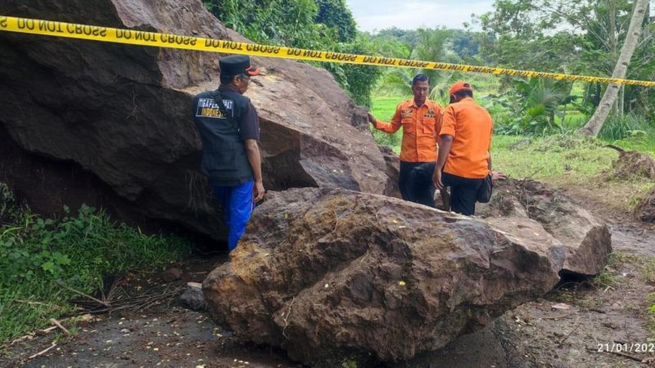 BPBD Jember Tangani Batu Longsor Raksasa di Sukoreno, Akses Jalan Terganggu