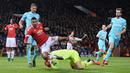 Kiper PSV Eindhoven, Jeroen Zoet mengamankan bola dari kejaran pemain Manchester United, Jesse Lingard pada laga lanjutan grup B anatara Manchester United dan PSV Eindhoven di Stadion Old Trafford, Kamis (26/11/2015) dini hari WIB. AFP Photo/Oli Scarff)