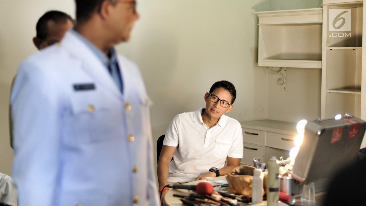 Anies dan Sandi Fitting Baju Dinas untuk Pelantikan