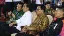 Presiden RI, Joko Widodo (kedua kiri) berbincang bersama Menpora Imam Nahrawi jelang menyaksikan laga atlet para powerlifting Indonesia di kelas Womens Up 73 dan 79kg Asian Para Games 2018 di Jakarta, Rabu (10/10). (Liputan6.com/Helmi Fithriansyah)