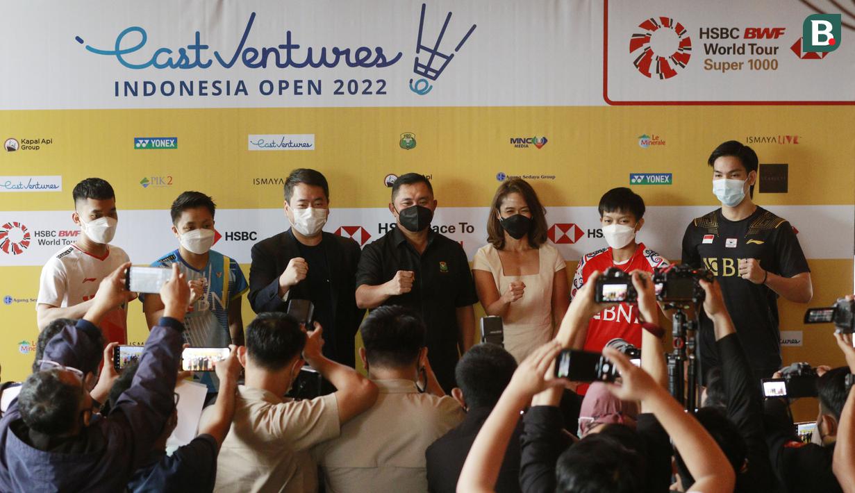 <p>Sekjen PSBSI, Muhammad Fadil Imran bersama para atlet dan pihak sponsor&nbsp;foto bersama usai jumpa pers Indonesia Open 2022 di BCA Tower, Jakarta, Rabu (25/5/2022). (Bola.com/M Iqbal Ichsan)</p>