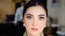 Ashanty melengkapi tampilan ningratnya dengan anting mutiara emas dan bros pada selendang [@ashanty_ash]
