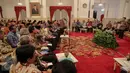 Wapres Jusuf Kalla memberikan sambutan saat raker dengan Gubernur dan Bupati/Walikota di Istana Negara, Jakarta, Rabu (21/10/2015). Raker membahas Pilkada Langsung 2015, serapan anggaran di daerah dan dana desa. (Liputan6.com/Faizal Fanani)